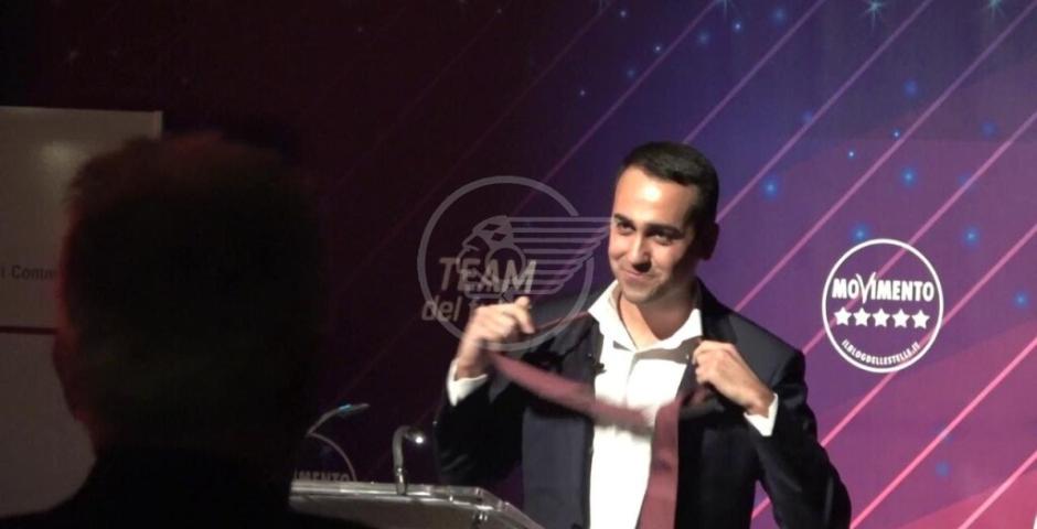 Cambio al vertice dei 5 Stelle. La svolta sexy di Di Maio Cambio al vertice dei 5 Stelle. La svolta sexy di Di Maio