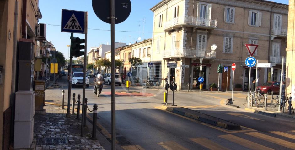 Incrocio Corso Giovanni XXIII-Via Roma impraticabile e pericoloso per i disabili Incrocio Corso Giovanni XXIII-Via Roma impraticabile e pericoloso per i disabili