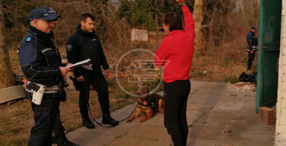 Indagini su 24 pakistani trovati in un magazzino Indagini su 24 pakistani trovati in un magazzino