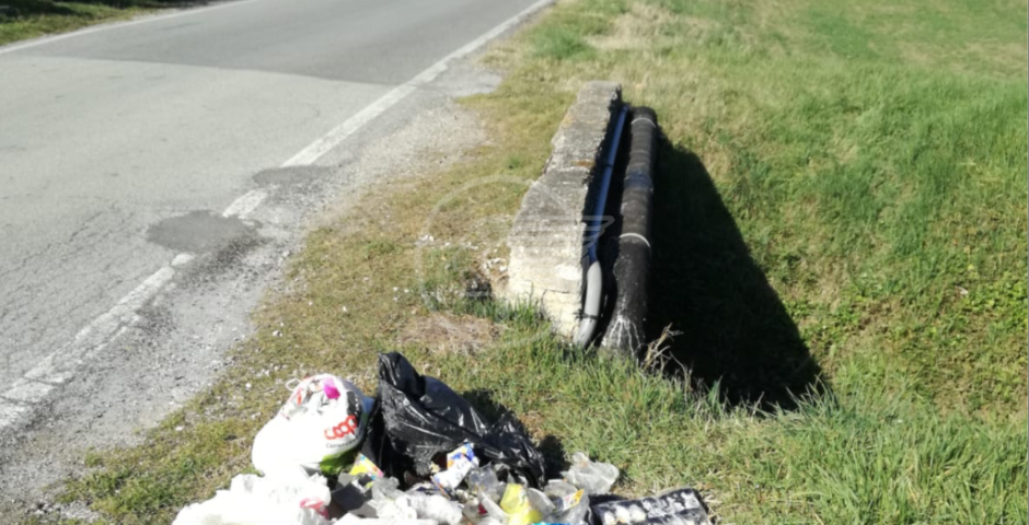 Rifiuti abbandonati lungo la fossa di via Rossini ! Rifiuti abbandonati lungo la fossa di via Rossini !