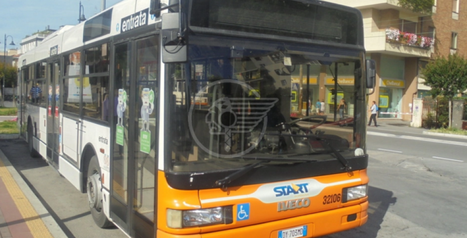 "Studenti a piedi. Start si assuma le proprie responsabilità e, soprattutto, assuma" "Studenti a piedi. Start si assuma le proprie responsabilità e, soprattutto, assuma"