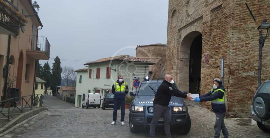 Famiglia di Montefiore dona gel igienizzante a tutti i cittadini: partita la distribuzione porta a porta Famiglia di Montefiore dona gel igienizzante a tutti i cittadini: partita la distribuzione porta a porta