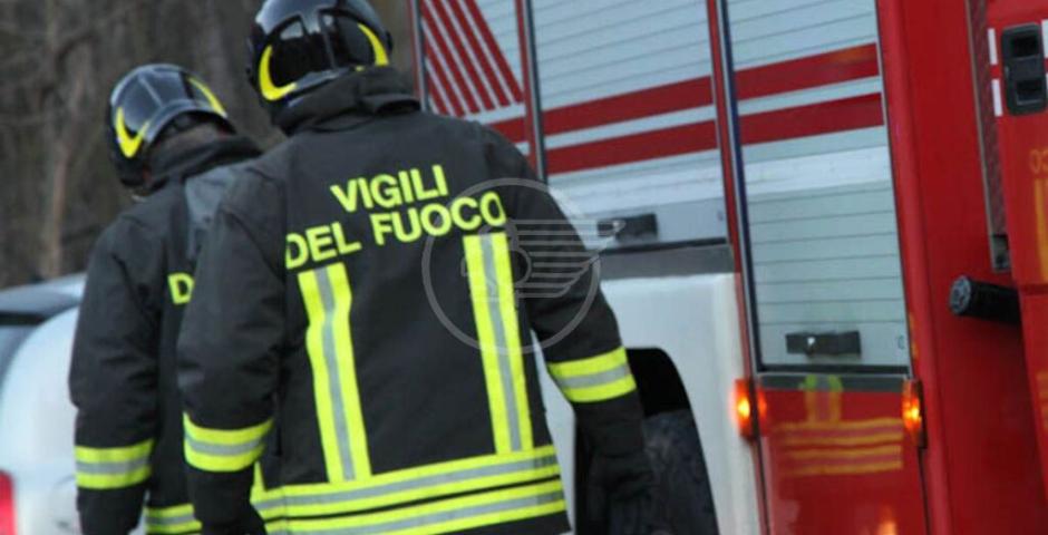 Incendio in un residence, messe in salvo 15 persone Incendio in un residence, messe in salvo 15 persone