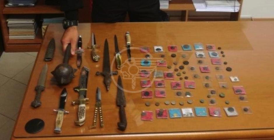 Pugnali, mazza ferrata, scimitarra, coltelli e monete: denunciati 2 mercanti Pugnali, mazza ferrata, scimitarra, coltelli e monete: denunciati 2 mercanti