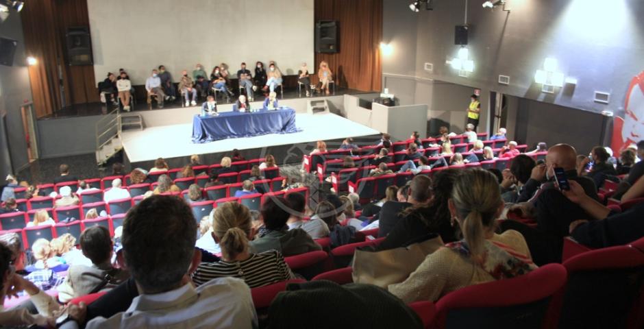 Galimberti riempie teatro e platea all'esterno: che successo! Galimberti riempie teatro e platea all'esterno: che successo!