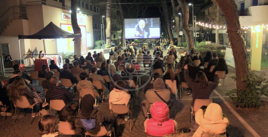 Galimberti riempie teatro e platea all'esterno: che successo! Galimberti riempie teatro e platea all'esterno: che successo!