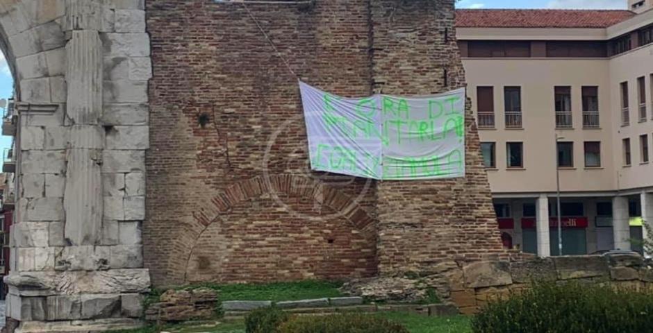 Striscioni e volantini in pieno centro e sui beni architettonici Striscioni e volantini in pieno centro e sui beni architettonici