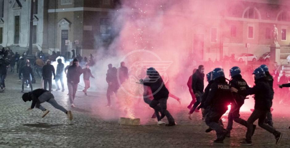 Disordini nella notte a Roma: manifestanti violano il coprifuoco Disordini nella notte a Roma: manifestanti violano il coprifuoco