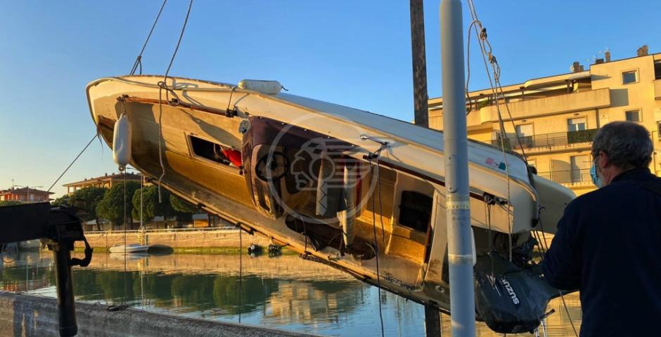 Barca affonda nel lungofiume: accertamenti sulla proprietà Barca affonda nel lungofiume: accertamenti sulla proprietà