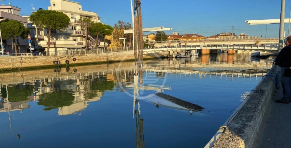 Barca affonda nel lungofiume: accertamenti sulla proprietà Barca affonda nel lungofiume: accertamenti sulla proprietà