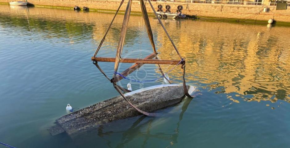 Barca affonda nel lungofiume: accertamenti sulla proprietà Barca affonda nel lungofiume: accertamenti sulla proprietà
