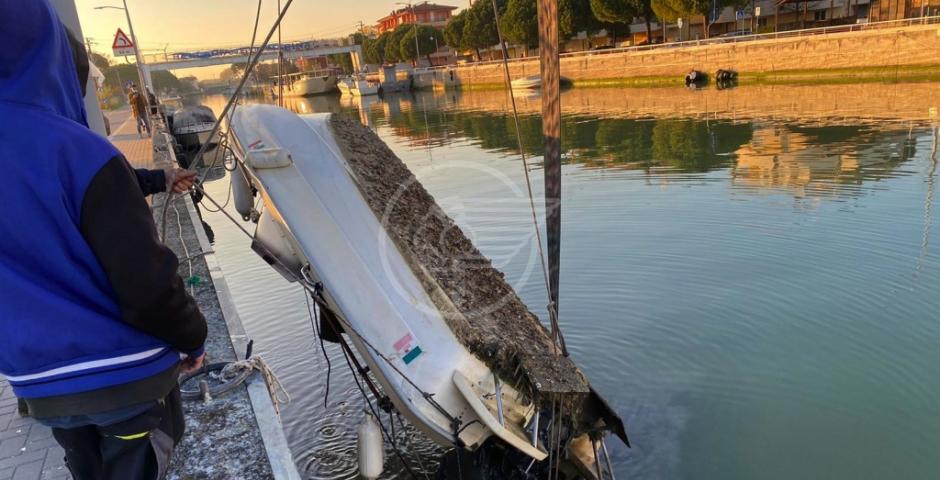 Barca affonda nel lungofiume: accertamenti sulla proprietà Barca affonda nel lungofiume: accertamenti sulla proprietà