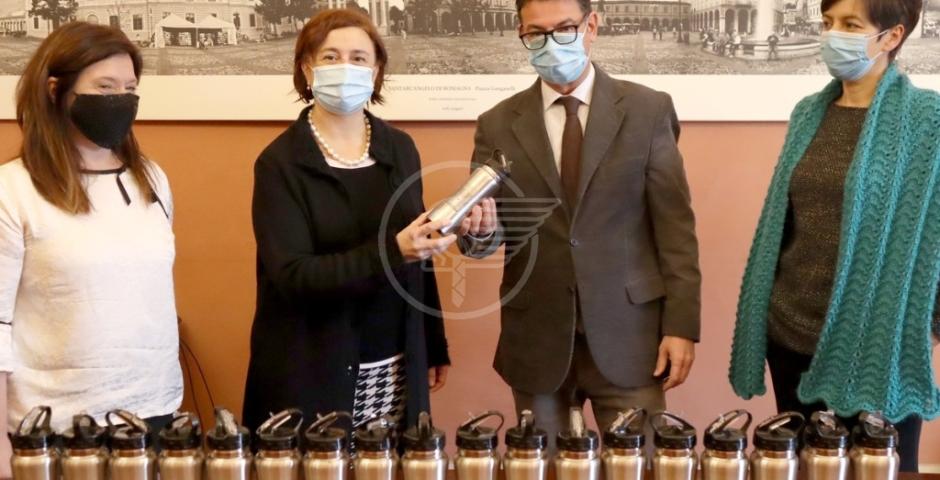 Amir consegna 870 borracce per gli studenti delle scuole medie Amir consegna 870 borracce per gli studenti delle scuole medie