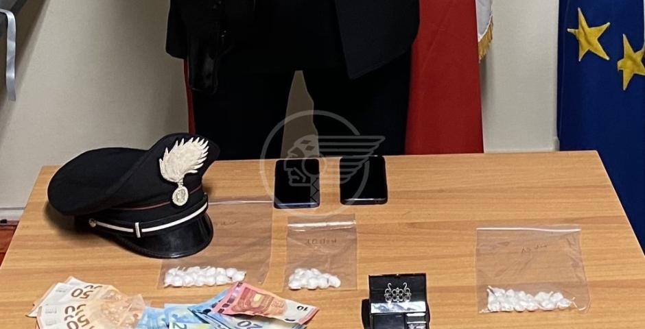 Spacciava droga davanti alla chiesa e nel parco: pusher in manette Spacciava droga davanti alla chiesa e nel parco: pusher in manette
