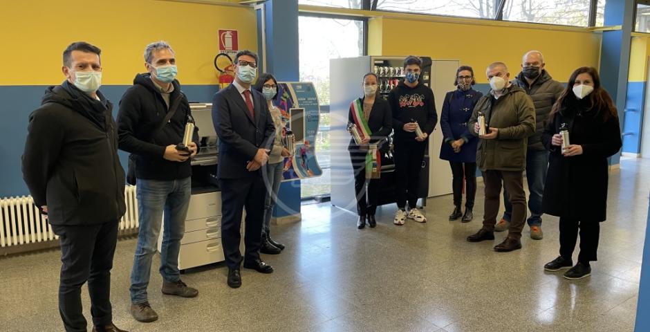 Verucchio: 470 borracce e 3 erogatori alle scuole Pazzini e di Villa Verucchio: 470 borracce e 3 erogatori alle scuole Pazzini e di Villa