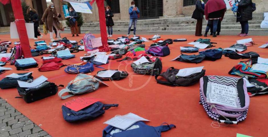 Zainetti in terra e striscioni per riaprire la scuola a chi ora ne resta fuori Zainetti in terra e striscioni per riaprire la scuola a chi ora ne resta fuori