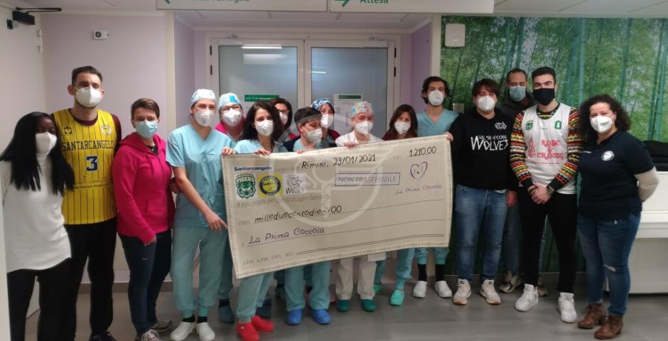 Il basket della Valmarecchia vicino ai bambini della Neonatologia di Rimini Il basket della Valmarecchia vicino ai bambini della Neonatologia di Rimini