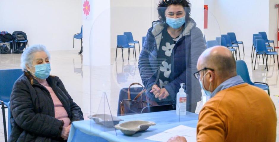 La signora Ornella Vandi, 86 anni, la prima ad essere vaccinata  La signora Ornella Vandi, 86 anni, la prima ad essere vaccinata