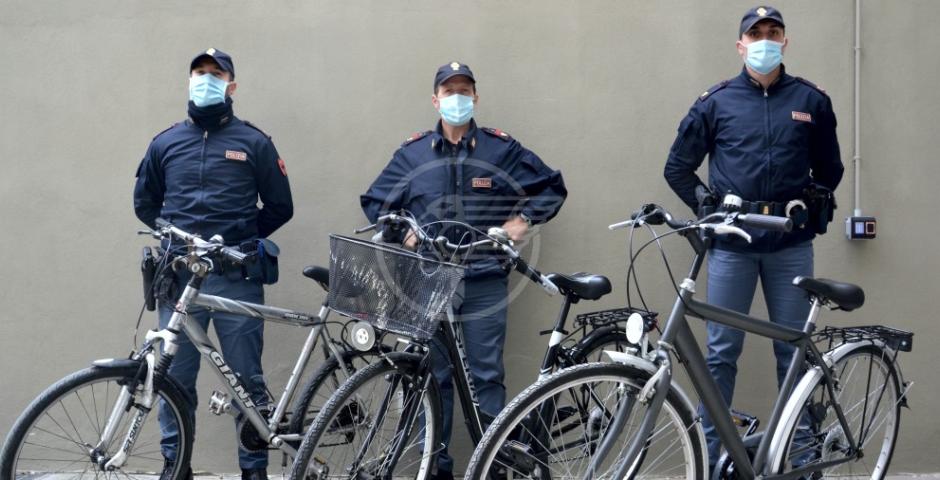Ladro di biciclette cade nella trappola e se la prende con i poliziotti Ladro di biciclette cade nella trappola e se la prende con i poliziotti