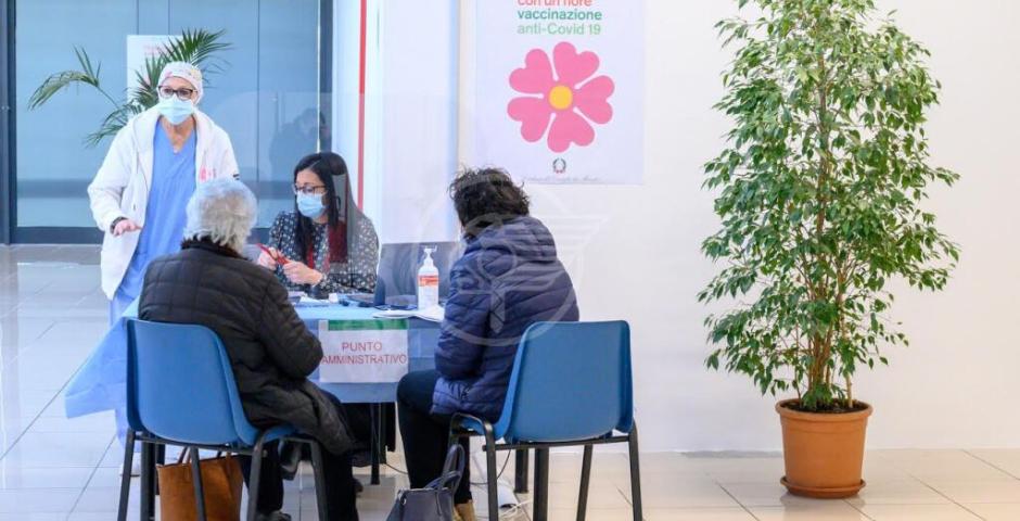 La signora Ornella Vandi, 86 anni, la prima ad essere vaccinata  La signora Ornella Vandi, 86 anni, la prima ad essere vaccinata