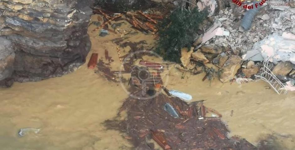 Una parte del cimitero frana e finisce in acqua: 200 bare in mare Una parte del cimitero frana e finisce in acqua: 200 bare in mare
