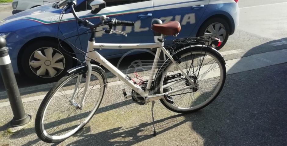Ladro di biciclette cade nella trappola e se la prende con i poliziotti Ladro di biciclette cade nella trappola e se la prende con i poliziotti