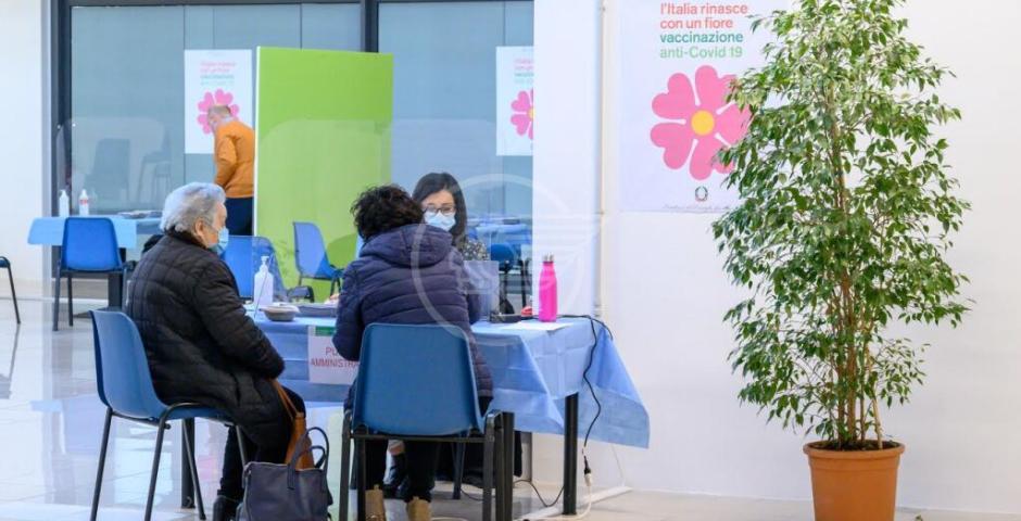 La signora Ornella Vandi, 86 anni, la prima ad essere vaccinata  La signora Ornella Vandi, 86 anni, la prima ad essere vaccinata