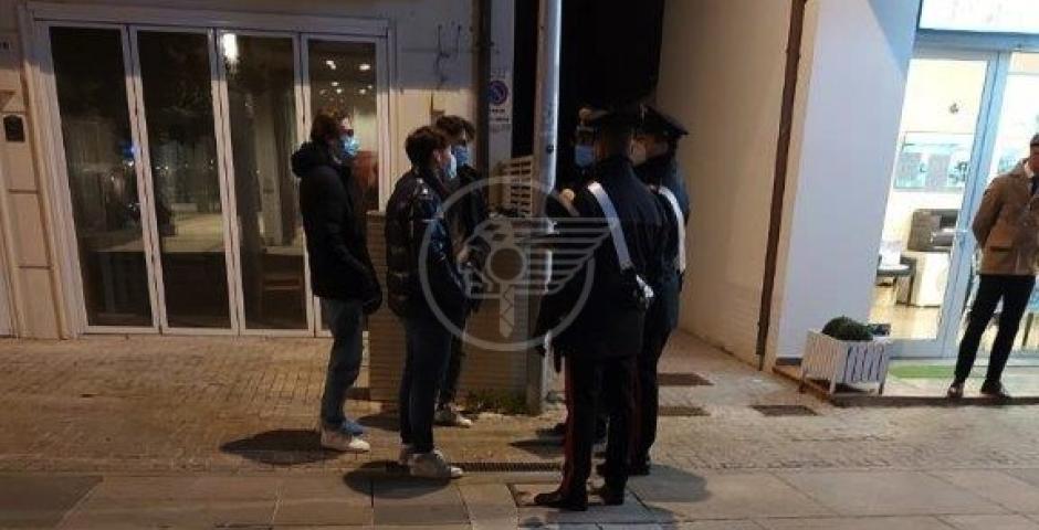 Bar sanzionato ed inoltre decine di giovani sotto osservazione per rissa e danni Bar sanzionato ed inoltre decine di giovani sotto osservazione per rissa e danni