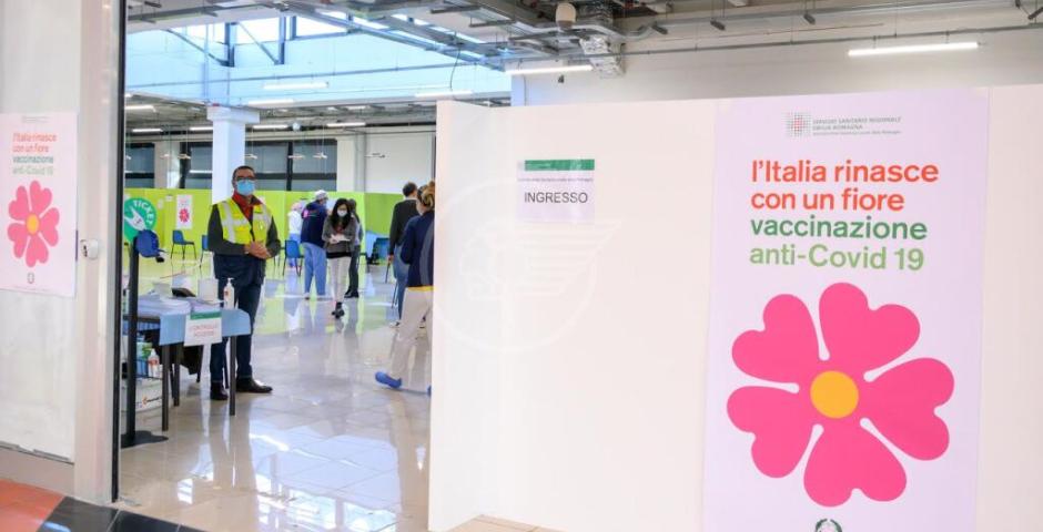 La signora Ornella Vandi, 86 anni, la prima ad essere vaccinata  La signora Ornella Vandi, 86 anni, la prima ad essere vaccinata