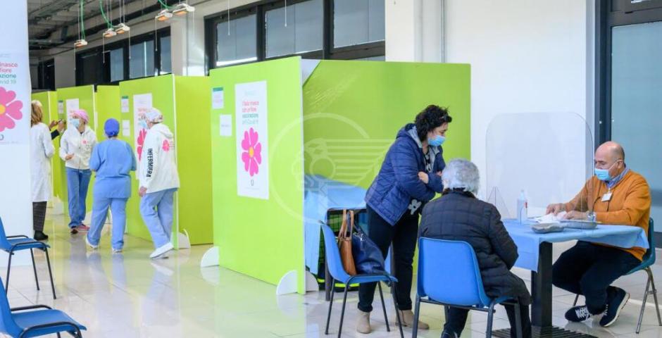 La signora Ornella Vandi, 86 anni, la prima ad essere vaccinata  La signora Ornella Vandi, 86 anni, la prima ad essere vaccinata