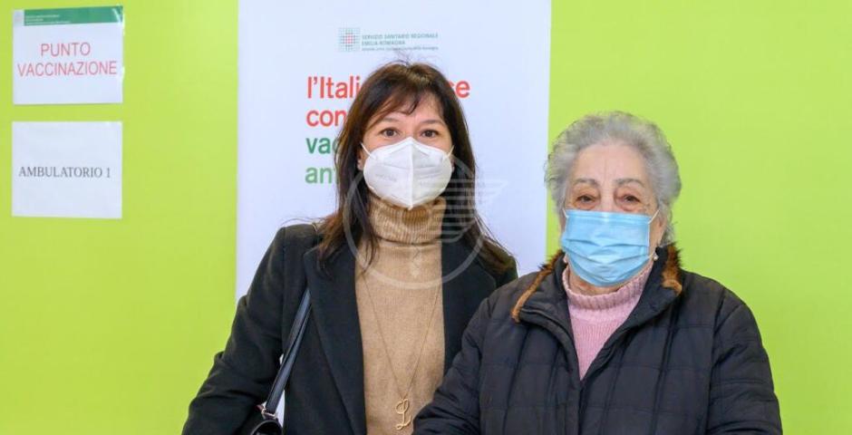 La signora Ornella Vandi, 86 anni, la prima ad essere vaccinata  La signora Ornella Vandi, 86 anni, la prima ad essere vaccinata