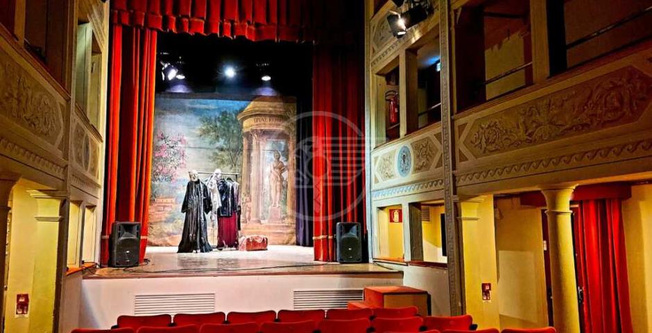 Il teatro Massari si illumina aderendo all'iniziativa di "UNITA" Il teatro Massari si illumina aderendo all'iniziativa di "UNITA"