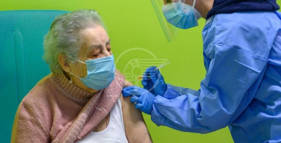 La signora Ornella Vandi, 86 anni, la prima ad essere vaccinata  La signora Ornella Vandi, 86 anni, la prima ad essere vaccinata