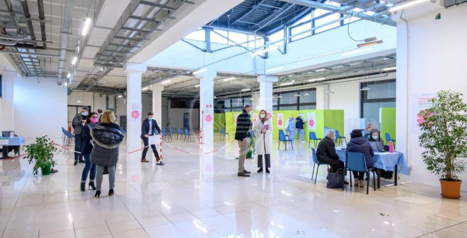 La signora Ornella Vandi, 86 anni, la prima ad essere vaccinata  La signora Ornella Vandi, 86 anni, la prima ad essere vaccinata