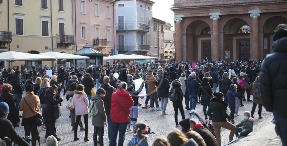 No alla didattica a distanza: genitori, alunni e insegnanti in piazza No alla didattica a distanza: genitori, alunni e insegnanti in piazza