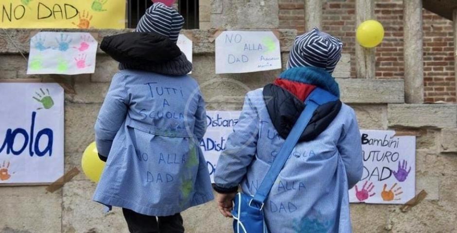 No alla didattica a distanza: genitori, alunni e insegnanti in piazza No alla didattica a distanza: genitori, alunni e insegnanti in piazza