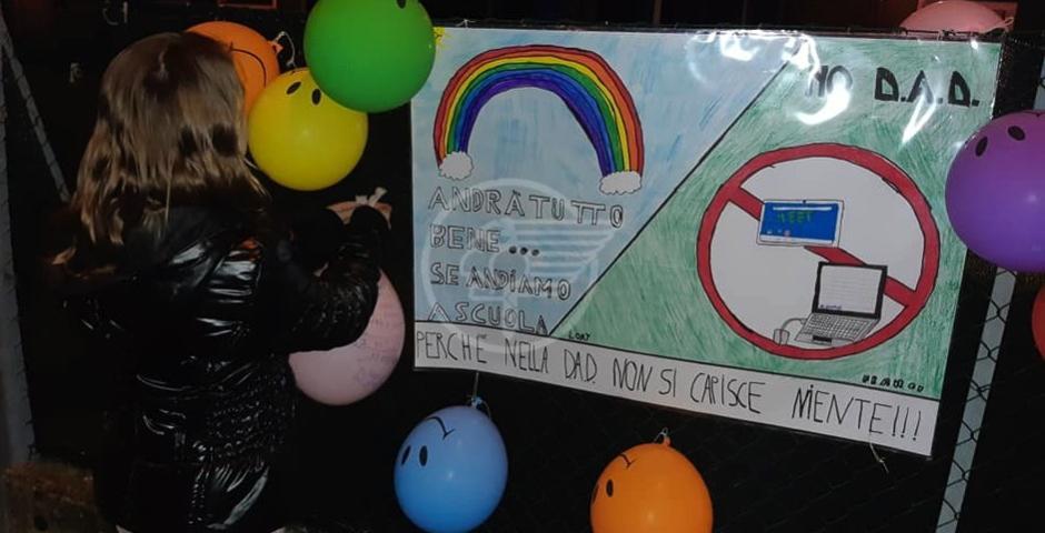 No alla didattica a distanza: genitori, alunni e insegnanti in piazza No alla didattica a distanza: genitori, alunni e insegnanti in piazza