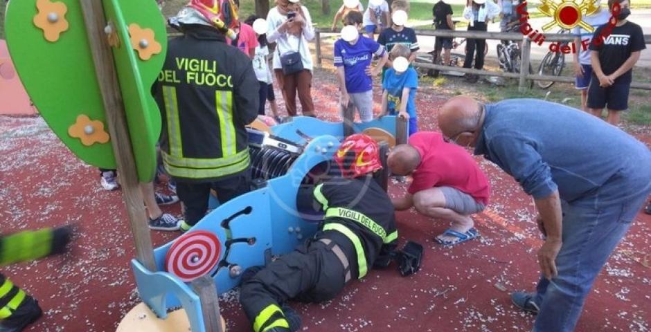 Bimba bloccata nel tunnel al parco giochi e liberata dai Vigili del fuoco Bimba bloccata nel tunnel al parco giochi e liberata dai Vigili del fuoco