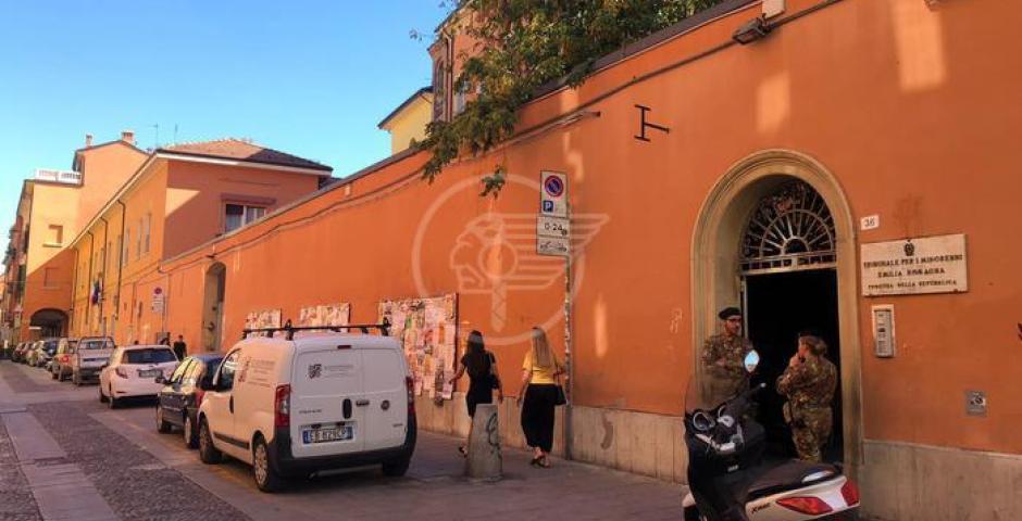 Indagato e interrogato a 10 anni dai carabinieri. E lui: "Cercavo il pallone" Indagato e interrogato a 10 anni dai carabinieri. E lui: "Cercavo il pallone"