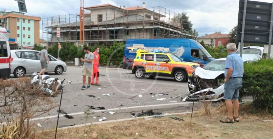 Scooterista grave dopo il violento schianto contro un'auto sulla via Emilia Scooterista grave dopo il violento schianto contro un'auto sulla via Emilia