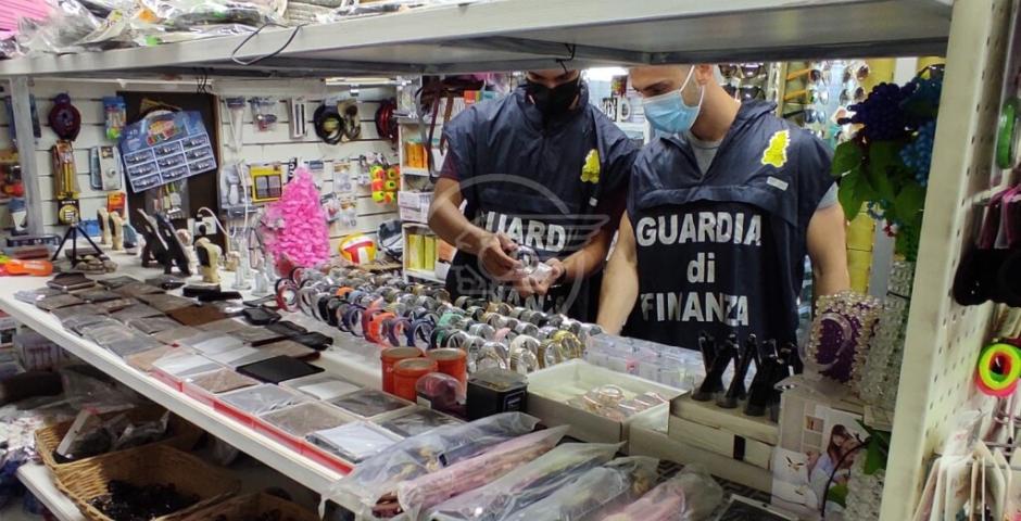 Sequestrati dalla Finanza capi d'abbigliamento contraffatti e giocattoli non sicuri Sequestrati dalla Finanza capi d'abbigliamento contraffatti e giocattoli non sicuri