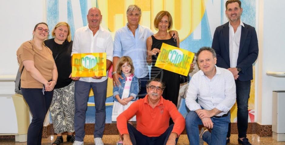 Estate, Natale e Capodanno: premiate due coppie di turisti fedelissimi Estate, Natale e Capodanno: premiate due coppie di turisti fedelissimi