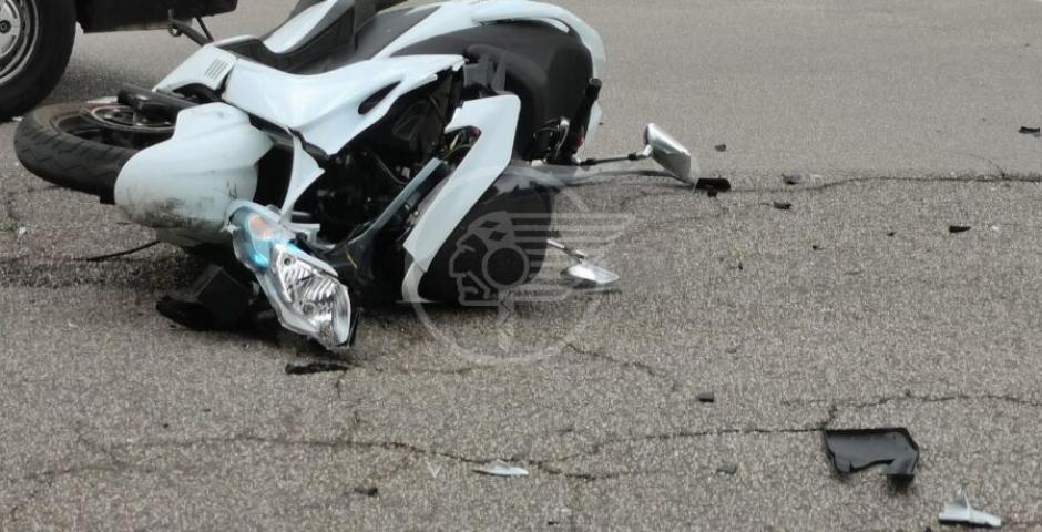 Scooterista grave dopo il violento schianto contro un'auto sulla via Emilia Scooterista grave dopo il violento schianto contro un'auto sulla via Emilia