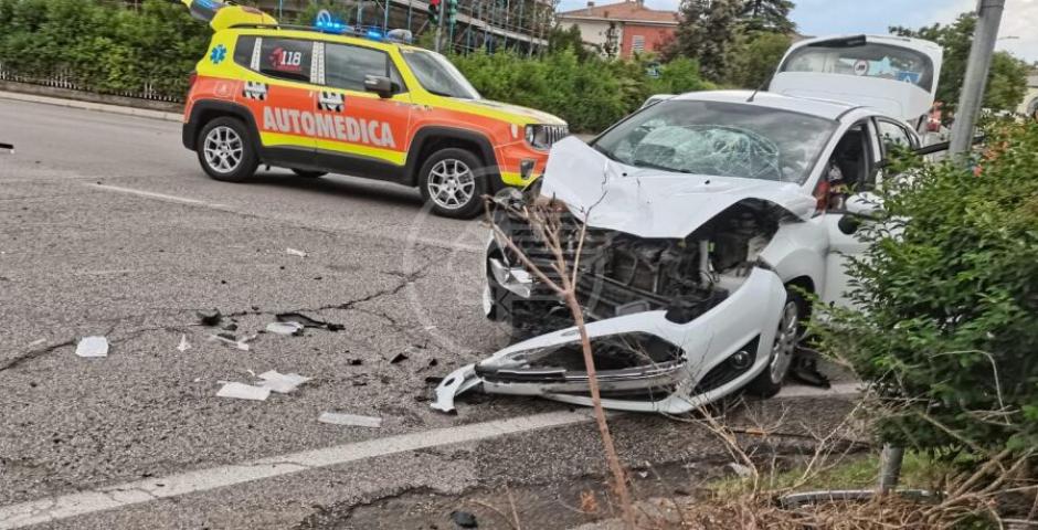 Scooterista grave dopo il violento schianto contro un'auto sulla via Emilia Scooterista grave dopo il violento schianto contro un'auto sulla via Emilia