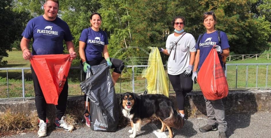 Rimossa una tonnellata di rifiuti, i volontari Plastic Free sugli scudi Rimossa una tonnellata di rifiuti, i volontari Plastic Free sugli scudi