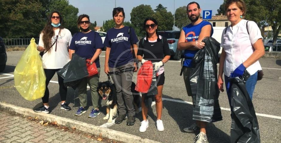 Rimossa una tonnellata di rifiuti, i volontari Plastic Free sugli scudi Rimossa una tonnellata di rifiuti, i volontari Plastic Free sugli scudi