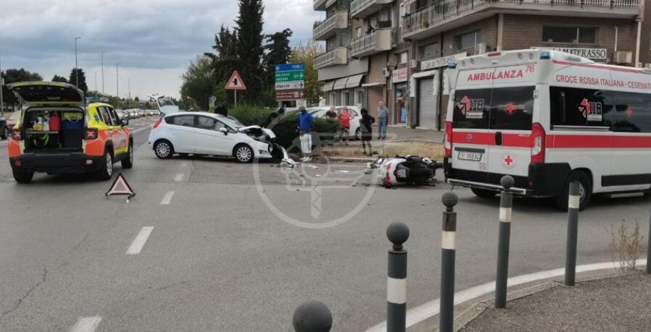 Scooterista grave dopo il violento schianto contro un'auto sulla via Emilia Scooterista grave dopo il violento schianto contro un'auto sulla via Emilia