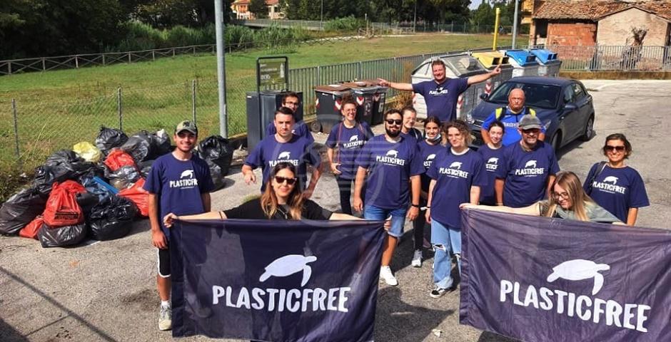 Rimossa una tonnellata di rifiuti, i volontari Plastic Free sugli scudi Rimossa una tonnellata di rifiuti, i volontari Plastic Free sugli scudi