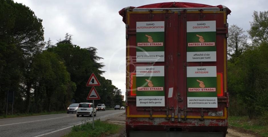 Tornano i cartelli di protesta e gli striscioni lungo la Marecchiese Tornano i cartelli di protesta e gli striscioni lungo la Marecchiese