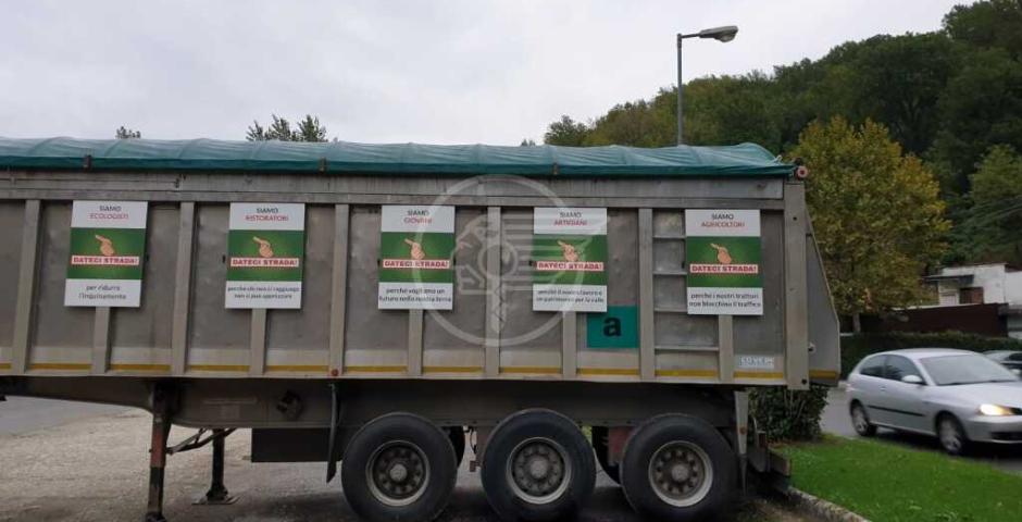 Tornano i cartelli di protesta e gli striscioni lungo la Marecchiese Tornano i cartelli di protesta e gli striscioni lungo la Marecchiese